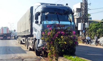 Mức phạt ô tô đi qua dải phân cách cứng